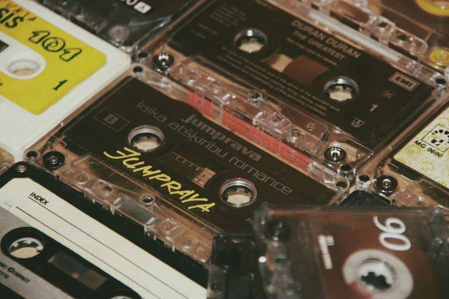 Des cassettes audio vintage regroupées pour composer une playlist de mariage rétro.