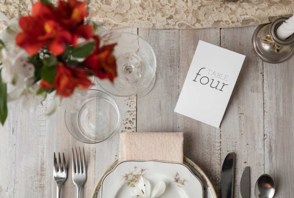 Table de mariage raffinée avec carte explicative pour faire un don association mariage cadeau invité.